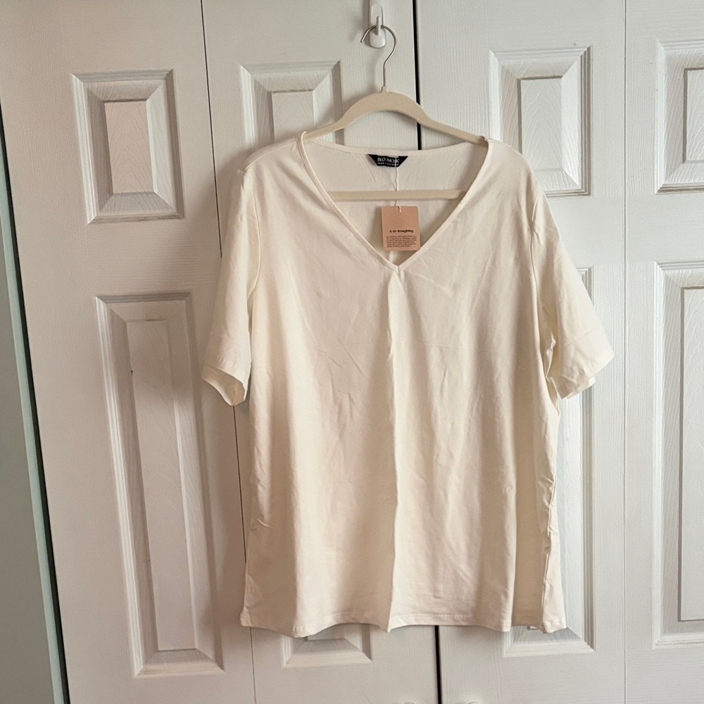 NWT BloomChic Cream V-Neck Short Sleeve Tee